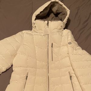 Stand collar hood
Zip closure at the front
100% nylon cire, fill 100% Repreve